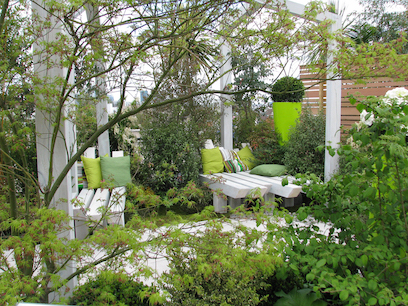 Photo d'un jardin luxuriant réalisé par Atelier DLV, paysagiste conseil, grâce à la diversité des compétences de l'équipe